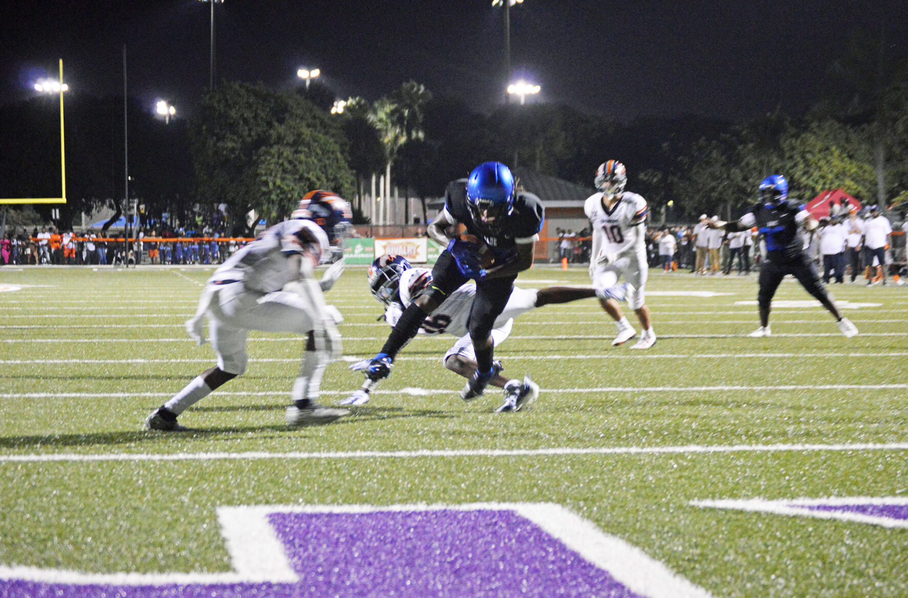 Buc’s Franquan Warren (12) heads to the end zone.